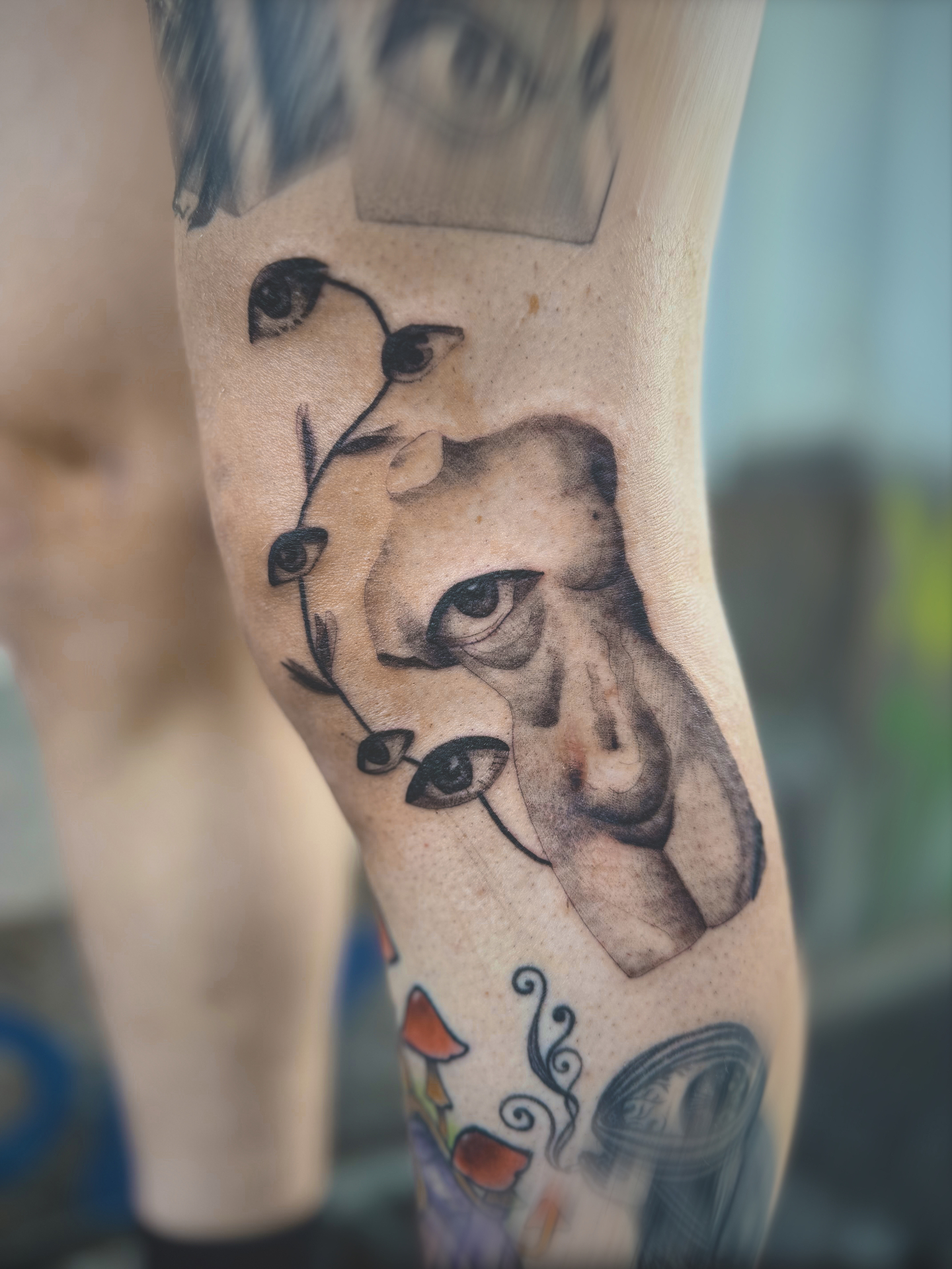 Woman with eyes on vine, knee piece